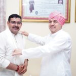 परमवीर चक्र विजेता योगेन्द्र सिंह यादव ने श्री दरबार साहिब में टेका माथा  श्री दरबार साहिब के सज्जादे गद्दी नशीन श्रीमहंत देवेन्द्र दास जी महाराज से लिया आशीर्वाद, शिष्टाचार भेंट की