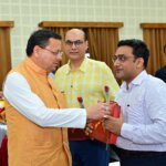 श्री महंत इन्दरेश अस्पताल के वरिष्ठ काॅर्डियोलाॅजिस्ट  डाॅ साहिल महाजन को मुख्यमंत्री धामी ने किया सम्मानित