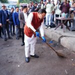 मुख्यमंत्री धामी का आईएसबीटी देहरादून में औचक निरीक्षण, गंदगी देखकर खुद उठाई झाड़ू      सीएम धामी बोले— “अगली बार आऊँगा तो व्यवस्थाएँ पूरी तरह दुरुस्त दिखनी चाहिए” 
