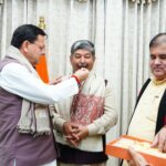 **मुख्यमंत्री धामी ने नवनिर्वाचित राज्यसभा सांसद दिनेश आर्य को दी बधाई एवं शुभकामनाएं**  **मुख्यमंत्री आवास में राज्यसभा सांसद दिनेश आर्य ने मुख्यमंत्री से की शिष्टाचार भेंट**